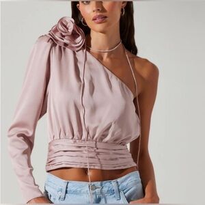 ASTR the Label Women's Carmelita One-Shoulder Blouse Size Large